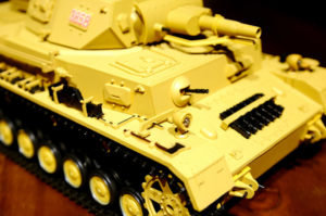 Ferngesteuerter Panzer “Kampfwagen IV Ausf.F-1” Heng Long 1:16 Sandfarbe mit Rauch,Sound und Schuss, Metallgetriebe -2,4Ghz-6